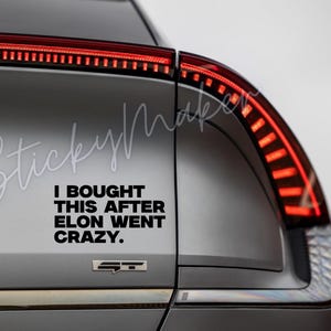 Könnte beinhalten: Ein graues Auto mit einem schwarzen Vinyl-Aufkleber auf der Rückseite, auf dem steht "Ich habe das gekauft, nachdem Elon verrückt geworden ist."