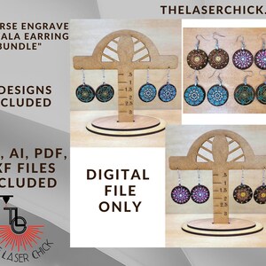 Puede incluir: Cuatro pares de pendientes de madera cortados con láser con diseños de mandalas. Los pendientes se muestran en un soporte de madera con una regla. Los diseños incluyen un mandala marrón y dorado, un mandala rosa y blanco, un mandala azul y verde y un mandala verde y dorado. El texto "REVERSE ENGRAVE MANDALA EARRING BUNDLE" está en la parte superior de la imagen. El texto "SVG, AI, PDF, DXF FILES INCLUDED" está en la esquina inferior izquierda de la imagen. El texto "DIGITAL FILE ONLY" está en la esquina inferior derecha de la imagen.