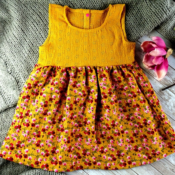 Luftiges Sommerkleid gelb mit Blümchen aus Musselin - Kleid senfgelb mit Rosen - Ärmellos