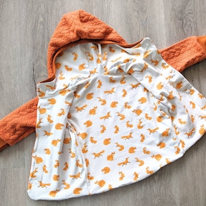 Strickjacke/ Herbstjacke mit Füchsen in braun/rostrot und  Zopfmuster