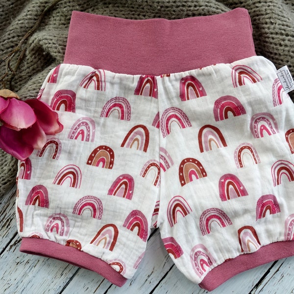 Luftig leichte kurze Hose mit rosa Regenbögen- perfekt für den Sommer! Sommerhose - Sommer - Musselin - Strand - Urlaub