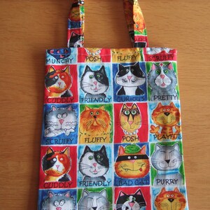 Sac fourre-tout pour enfants fabriqué avec un design de chat en tissu recyclé, sac de livre fourre-tout pour enfants, sac de livre pour enfants tissu chat recyclé,