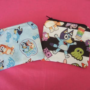 Monedero infantil de tela hecho a mano, monedero, monedero con cremallera hecho a mano, monedero, compartimento para auriculares, personaje BLUEY, dibujos animados, TV infantil
