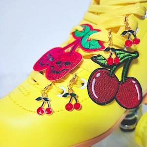 Cherry Roller Skate Charm / Accessoire de roller / Shoelace Charm