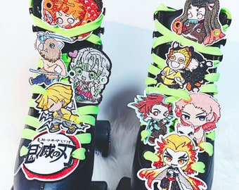 Peut inclure: Patins à roulettes noirs avec des lacets verts et des patchs brodés colorés de personnages d'anime de la série "Demon Slayer". Les patchs incluent Tanjiro, Nezuko, Zenitsu, Inosuke et Giyu. Les patins ont un patch noir et blanc avec le texte japonais "Demon Slayer" en rouge.