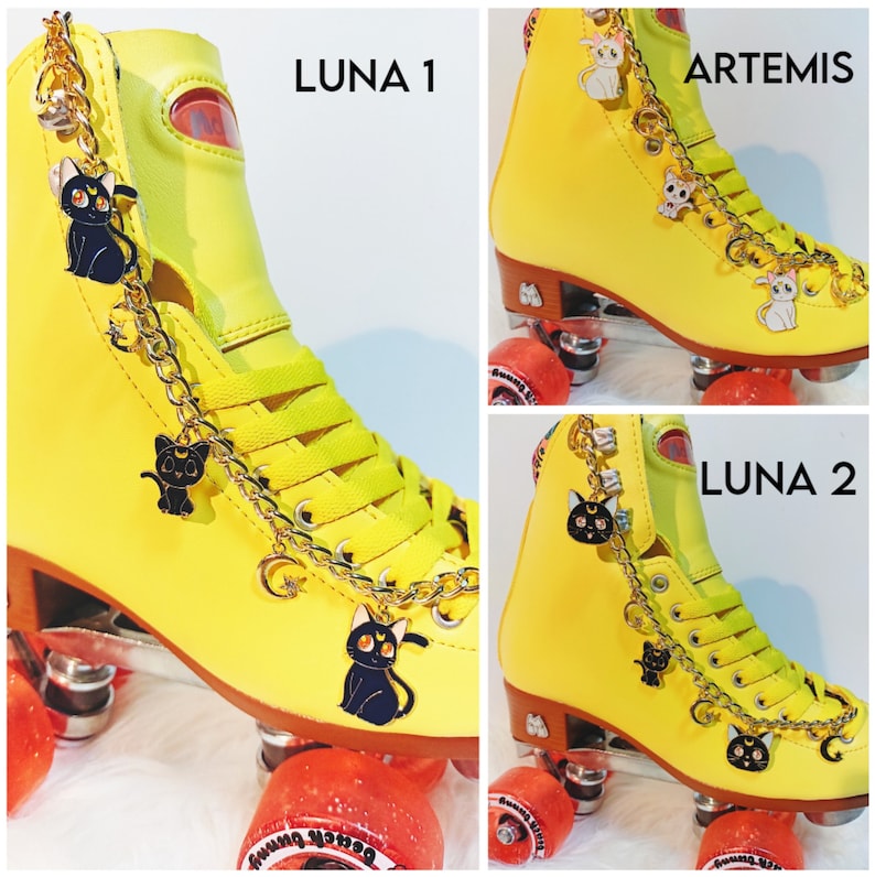 Peut inclure: Patins &agrave; roulettes jaunes avec des breloques de chat noir et blanc sur une cha&icirc;ne dor&eacute;e. Les patins sont &eacute;tiquet&eacute;s "LUNA 1" et "LUNA 2".