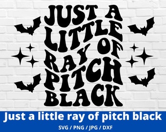 Puede incluir: Diseño gráfico en blanco y negro con el texto "Just a little ray of pitch black" en una fuente retro. El diseño incluye murciélagos y estrellas.
