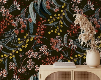 Puede incluir: Un papel tapiz verde oscuro con un patrón floral con flores rosas, rojas y amarillas. El papel tapiz se muestra sobre una superficie de madera con un jarrón y un libro.