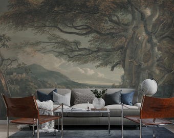 Könnte beinhalten: Ein Wohnzimmer mit einem Wandbild, das eine Landschaft mit einem großen Baum, Bergen und Wolken zeigt. Vor dem Wandbild steht ein graues Sofa mit blauen und grauen Kissen. Zwei braune Lederstühle und ein Globus befinden sich ebenfalls im Raum.