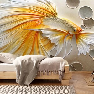 K&ouml;nnte beinhalten: Ein wei&szlig;er und gelber Fisch mit langen, flie&szlig;enden Flossen vor einem Hintergrund aus wei&szlig;en und grauen Kreisen. Der Fisch ist im 3D-Stil gehalten und wirkt wie eine Skulptur.