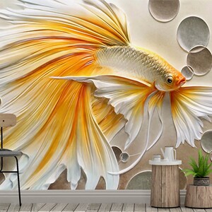 K&ouml;nnte beinhalten: Eine 3D-Wandmalerei mit einem wei&szlig;en und orangefarbenen Betta-Fisch mit flie&szlig;enden Flossen, umgeben von grauen Kreisen. Der Fisch ist in einem realistischen Stil dargestellt, mit filigranen Details auf seinen Schuppen und Flossen.