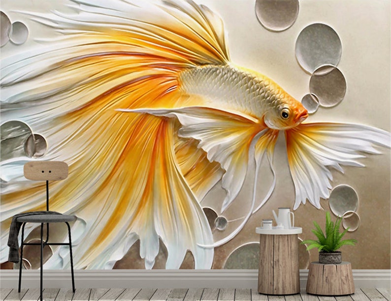 K&ouml;nnte beinhalten: Eine 3D-Wandmalerei mit einem wei&szlig;en und orangefarbenen Betta-Fisch mit flie&szlig;enden Flossen, umgeben von grauen Kreisen. Der Fisch ist in einem realistischen Stil dargestellt, mit filigranen Details auf seinen Schuppen und Flossen.