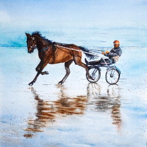 Puede incluir: Pintura a la acuarela de un caballo de carreras con arnés y su conductor en una playa. El caballo marrón está en movimiento, tirando de un sulky con un conductor que lleva un casco naranja. La escena se refleja en la arena mojada, con un cielo azul de fondo.