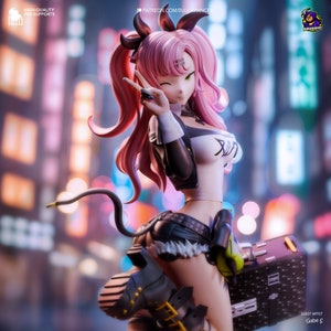 Könnte beinhalten: Detaillierte Anime-Figur einer Frau mit rosa Haaren, die zwinkert und das Peace-Zeichen zeigt. Sie trägt ein schwarz-weißes Outfit mit Minirock und trägt einen Koffer. Der Hintergrund ist eine verschwommene Stadtlandschaft mit Neonlichtern.