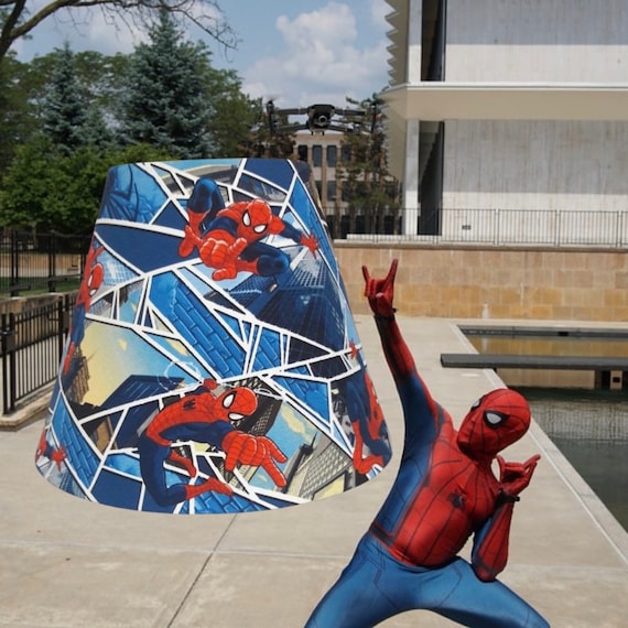 Abat-jour cartonné en tissu imprimé Spider-Man pour enfants de différentes  tailles, incl. clip de bougie de lustre ou clip d'ampoule ordinaire sur les  tailles. -  France