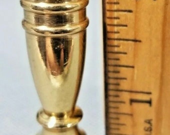 Brass urn lamp finial 2 1/4” . Fits on a standard harp.