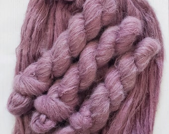 VICKI SURI ALPACA moerbeizijde kantgewicht (gemêleerd antiek mauve) 75% geborstelde suri alpaca 25 moerbeizijde, 50g strengen 459 yrds/420m