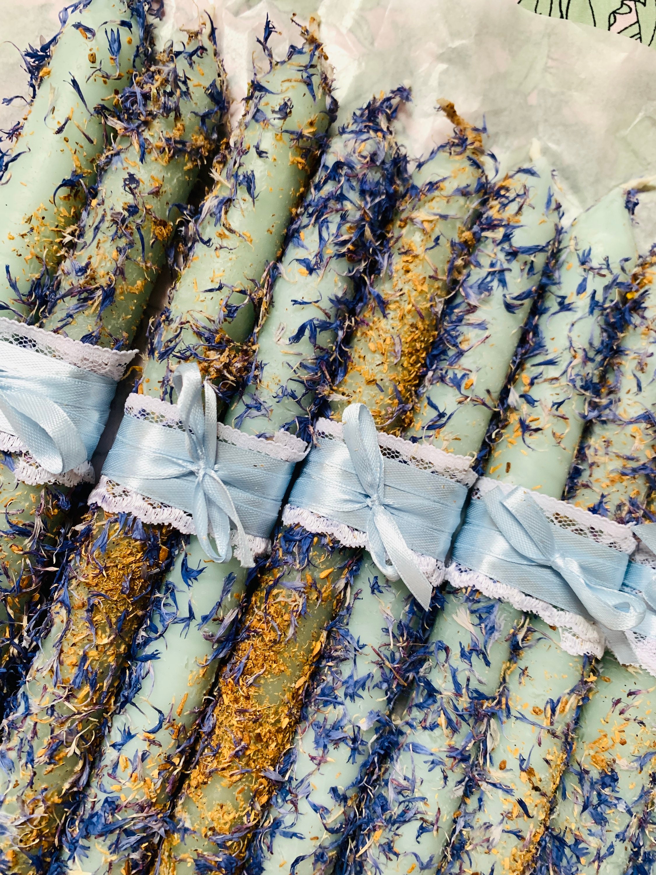 Lot de Deux Bougies Chandelles Rituel Bleu Ornées Au Bleuet et Palo Santo