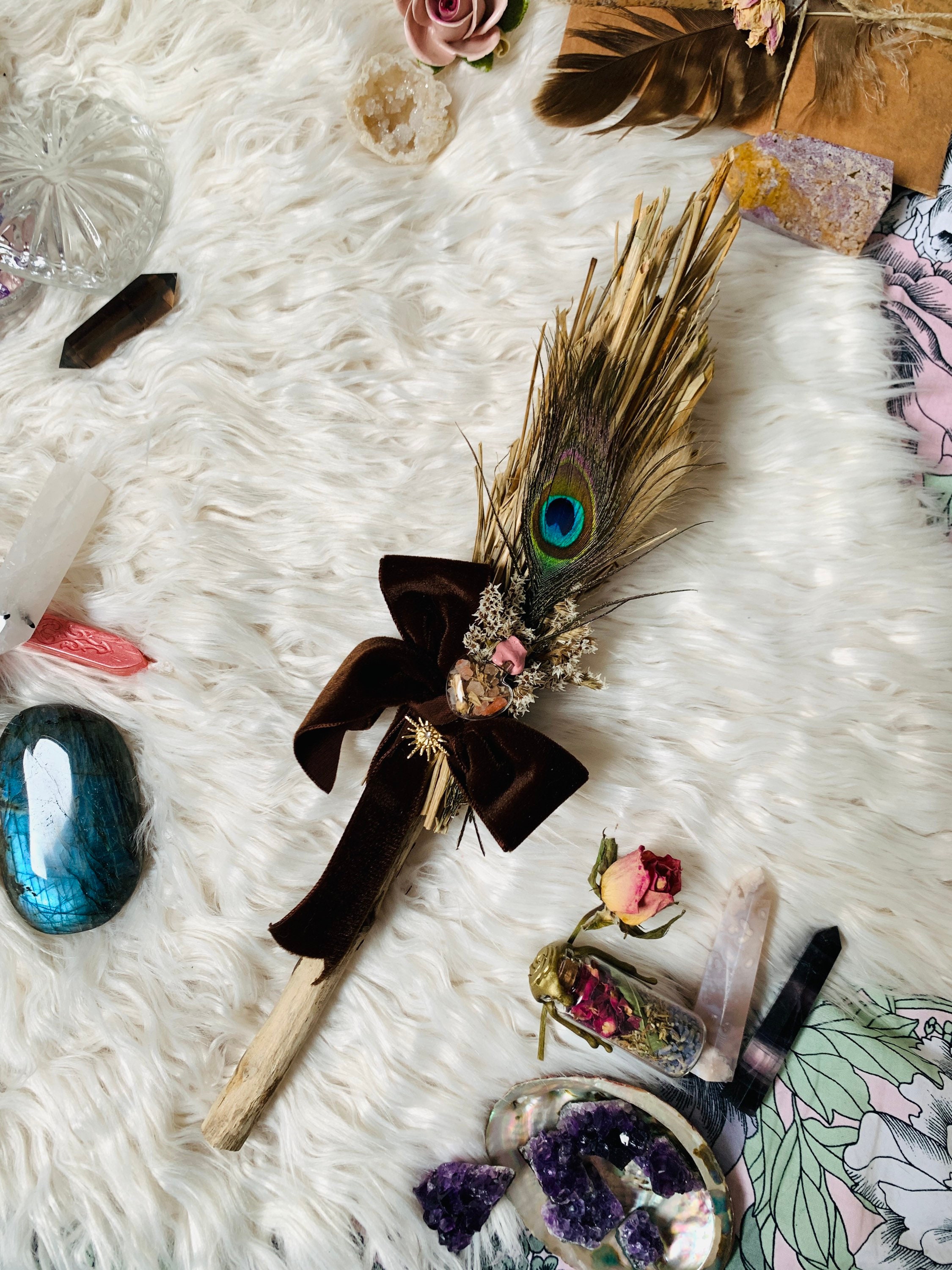 Balai Décoratif Witchy Sorcière avec Amulette de Protection