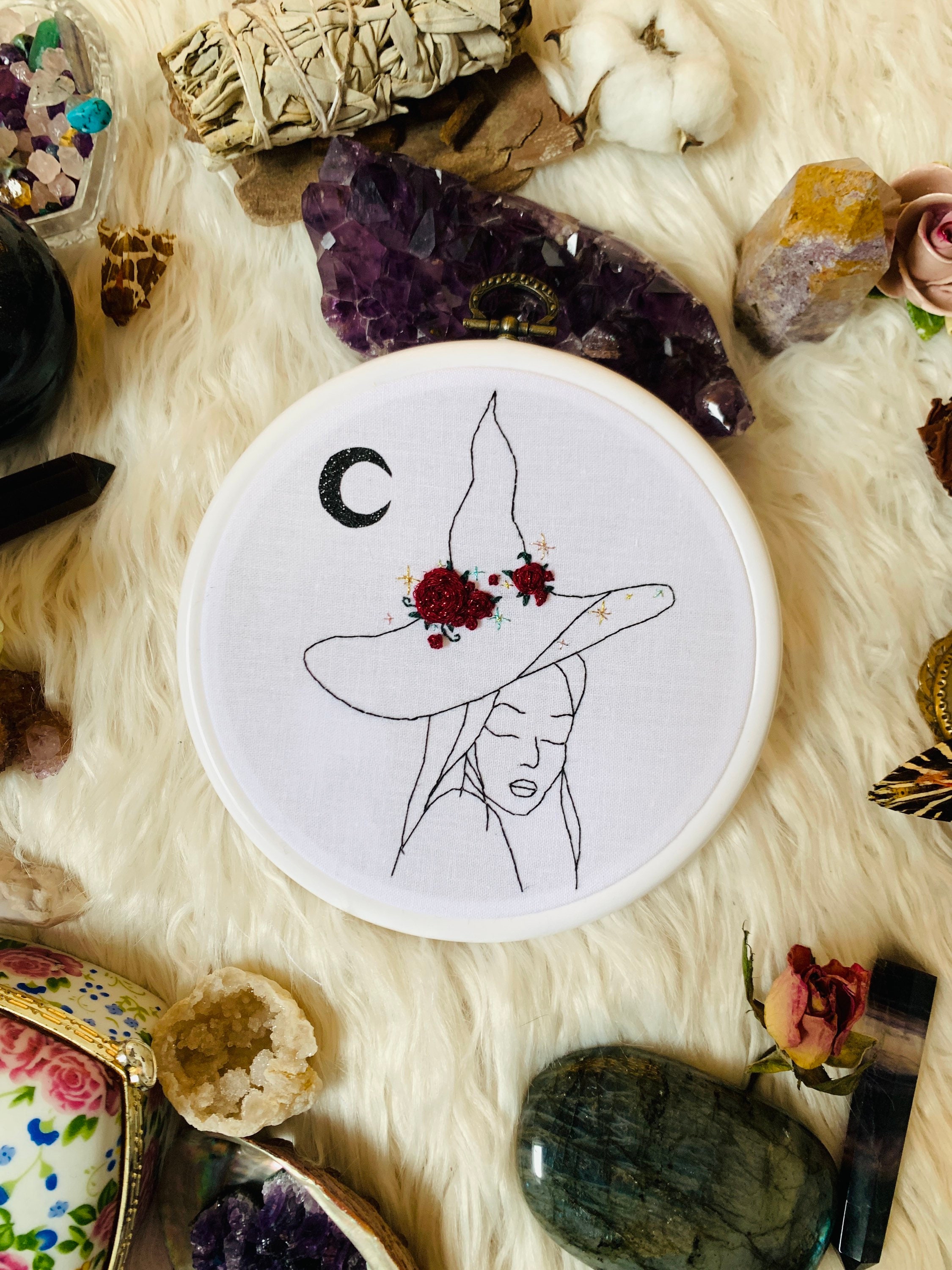 Broderie Sorcière et Son Chapeau Fleuri Lune