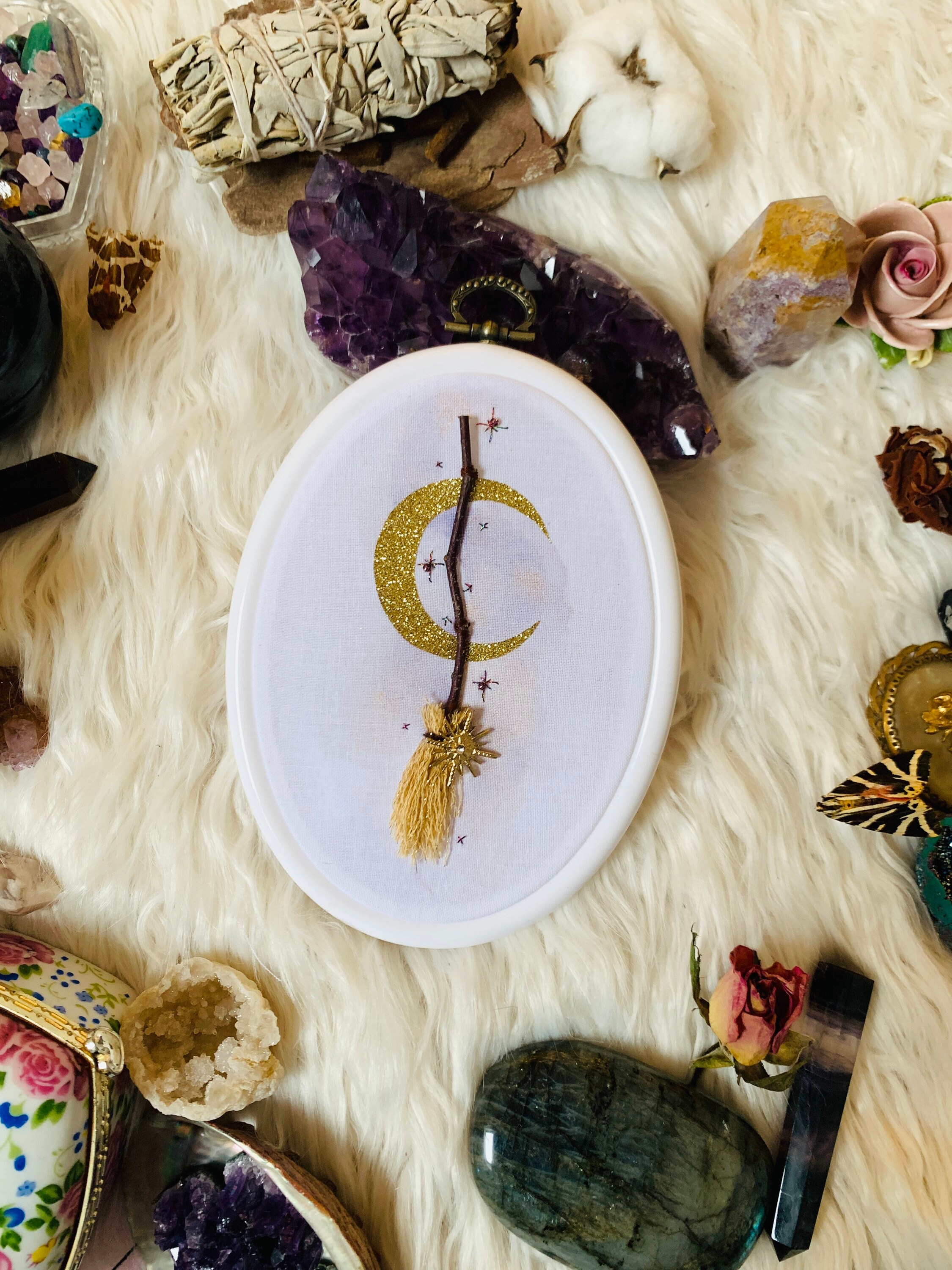 Broderie Witchy Balai de Sorcière et Lune