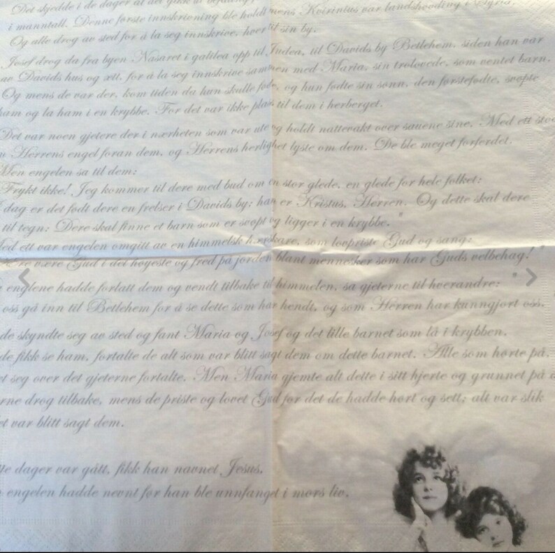 K&ouml;nnte beinhalten: Eine vintage, cremefarbene Papierserviette mit verblassten, handschriftlichen Text &uuml;ber die Geburt Jesu. Der Text ist in einer traditionellen Schriftart und enth&auml;lt die W&ouml;rter "Christus, Herren" und "F&uuml;rchte dich nicht!" Die Serviette zeigt ein Schwarzwei&szlig;bild einer Frau mit langen, dunklen Haaren und einem wei&szlig;en Kleid. Die Frau blickt nach oben und rechts, mit einem sanften Ausdruck in ihrem Gesicht.