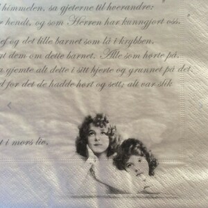 K&ouml;nnte beinhalten: Ein Vintage-Bild von zwei Engeln mit einem Zitat in schwarzem Text auf wei&szlig;em Hintergrund. Das Zitat lautet: "Im Himmel sagten die Hirten zueinander: "Es ist geschehen, und wie der Herr uns verk&uuml;ndet hat." Und das kleine Kind, das in der Krippe lag. Sie erz&auml;hlten ihnen von diesem Kind. Alle, die es h&ouml;rten. Sie bewahrten all dies in ihren Herzen und dachten dar&uuml;ber nach, weil sie es geh&ouml;rt und gesehen hatten; alles war so