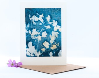 Tarjeta de felicitación en blanco con impresión de cianotipo original hecha a mano