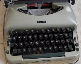 1958 Imperial Good Companion 5 - Vintage Manual Typewriter in Hard Metal Case