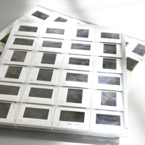 1 set van 24 houders: collectie vintage 35 mm dia&#39;s met populaire cultuurposters en -flyers