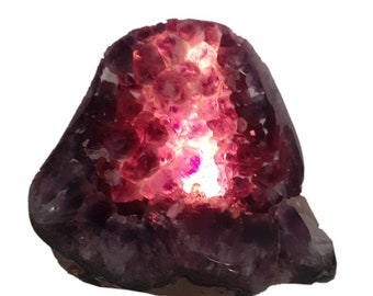 Amethyst Edelsteinlampe echt,  Naturstein Amethyst poliert auf Holzsockel, große Stein Lampe N760