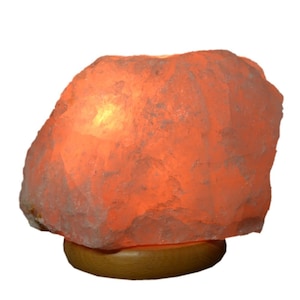 Rosenquarz Edelstein Rohsteinlampe groß, uriger Stein beleuchtet, Holzsockel hell, N484
