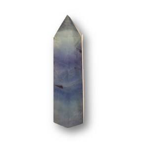 Könnte beinhalten: Eine violette und blaue Kristallspitze mit einer spitzen Spitze und einer glatten, polierten Oberfläche.