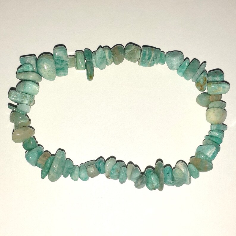 May include: A green gemstone bracelet made of small, irregular shaped beads. The bracelet is made of natural stones and is a beautiful example of handmade jewelry.