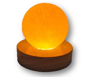 Selenit Kugel-orange, beleuchtet mit LED-Holzsockel, Edelstein Lampe, Stein-Leuchte