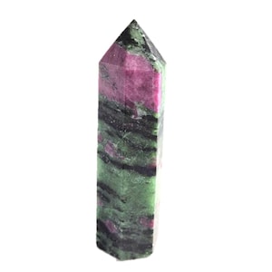 Könnte beinhalten: Ein polierter Kristallturm mit hexagonaler Spitze, der sich durch eine lebendige Mischung aus tiefen Magenta-, Waldgrün- und schwarzen Mineraleinschlüssen im gesamten Stein auszeichnet und vertikal vor einem weißen Hintergrund steht.