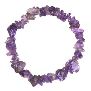 Könnte beinhalten: Ein violettes Amethyst-Chip-Armband aus kleinen, unregelmäßig geformten Steinen.
