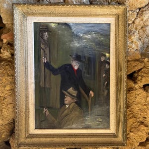 Könnte beinhalten: Ölgemälde in einem goldenen Rahmen, das eine Szene mit drei Männern in Hüten und Mänteln zeigt. Die zentrale Figur, in einem schwarzen Mantel und rotem Schal, gestikuliert mit einem Stock. Das Gemälde hat eine Vintage-Ästhetik.
