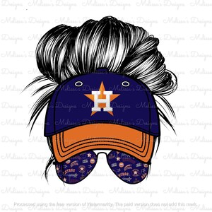Könnte beinhalten: Eine blaue und orangefarbene Baseballkappe mit einem weißen Stern und dem Buchstaben "H" auf der Vorderseite. Die Kappe hat eine unordentliche Dutt-Frisur oben und eine Sonnenbrille mit einem Baseball-Muster.