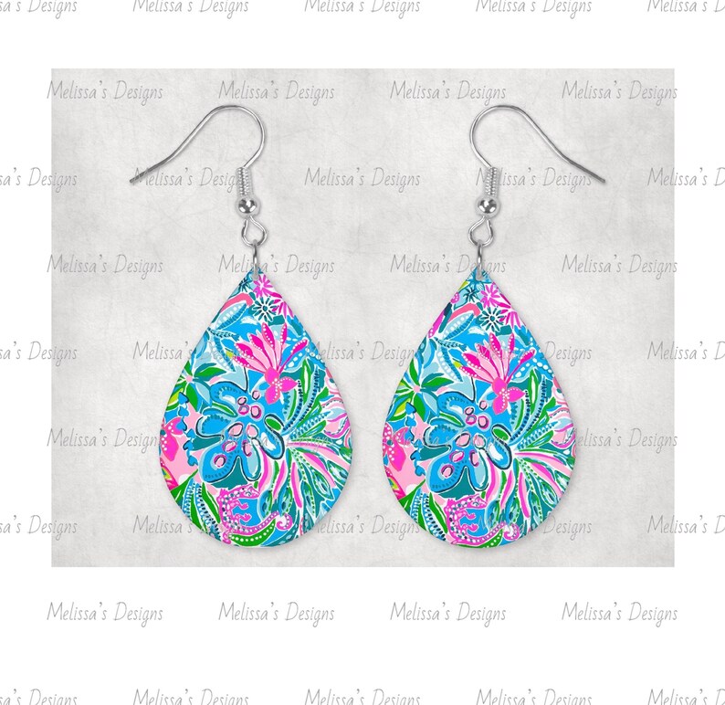 Puede incluir: Un par de pendientes en forma de l&aacute;grima con un estampado floral colorido. Los pendientes son de color rosa, azul, verde y blanco. Los pendientes est&aacute;n hechos de metal y tienen un gancho plateado.