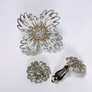 LISNER  Silver Tone Metal Flower Open Work Dimensional Layered Matched Brooch & Earrings Set- 1950s - non pierced