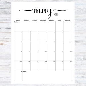 Peut inclure: Calendrier blanc de mai 2026 avec un design minimaliste. Le mot "mai" est écrit en cursive au-dessus des jours de la semaine. La grille du calendrier est simple, avec des dates numérotées et un espace pour les notes.