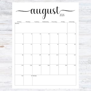 Può includere: Un calendario bianco di agosto 2026 con un design minimalista. La parola "agosto" è scritta in corsivo in alto, con l'anno sotto. I giorni della settimana sono elencati in alto e le date sono in una griglia.