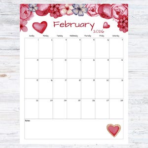 Könnte beinhalten: Ein Februar 2026 Kalender mit einem Aquarell-Blumenmuster. Der obere Rand zeigt rote Rosen und andere Blumen. Das Wort "February" ist in roter Schrift geschrieben. Herzillustrationen sind ebenfalls vorhanden.