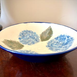 Bol de service en grès fait main, orné d'hortensias peints à la main.