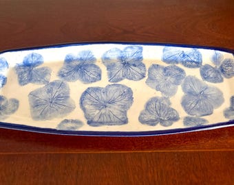 Plat de service en grès fabriqué à la main, motif fleur d'hortensia