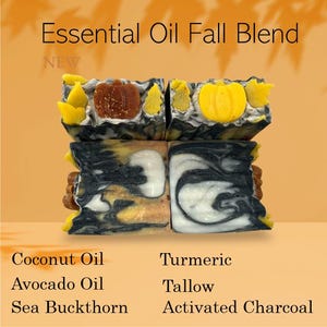 Puede incluir: Cuatro barras de jabón hechas a mano con diseños de temática otoñal. Las barras superiores presentan detalles de calabaza y hojas. Las barras inferiores tienen remolinos negros, blancos y marrones. El texto dice "Essential Oil Fall Blend" y enumera los ingredientes.