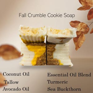 Puede incluir: Cuatro barras de jabón Fall Crumble Cookie apiladas, mostrando un diseño en capas. Las capas superiores son blancas con migas amarillas, mientras que las capas inferiores presentan tonos amarillos y marrones. Ingredientes: Aceite de coco, Sebo, Aceite de aguacate, Mezcla de aceites esenciales, Cúrcuma y Espino amarillo.