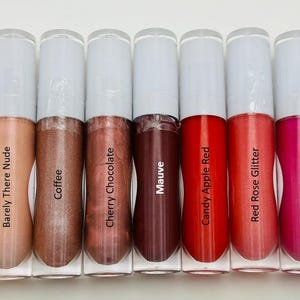 Op de afbeelding: Een set van 11 lipglosses in verschillende kleuren, waaronder helder, shimmer, nude, koffie, kersenschocolade, mauve, candy apple red, rode roos glitter, roze, koraal en metallic bubblegum.