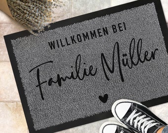 WILLKOMMEN Personalisierte Fußmatte mit Familienname und Herz | Indoor Türmatte | Geschenk Einzug Hochzeit